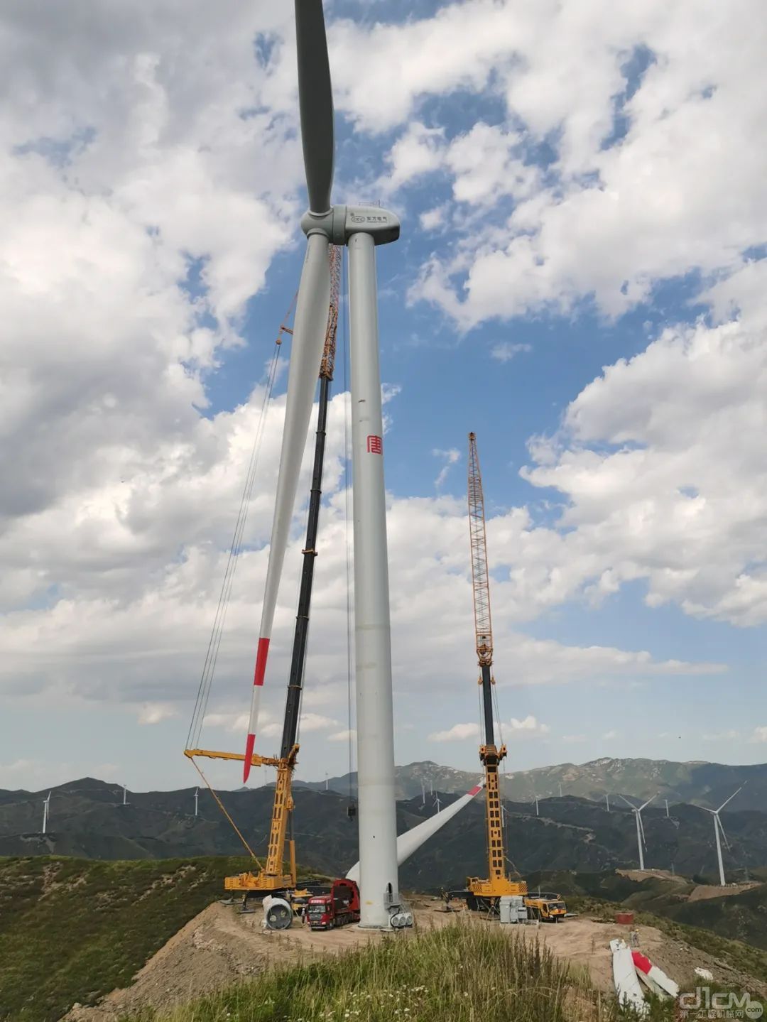 兩臺徐工超級起重機風(fēng)電吊裝作業(yè)